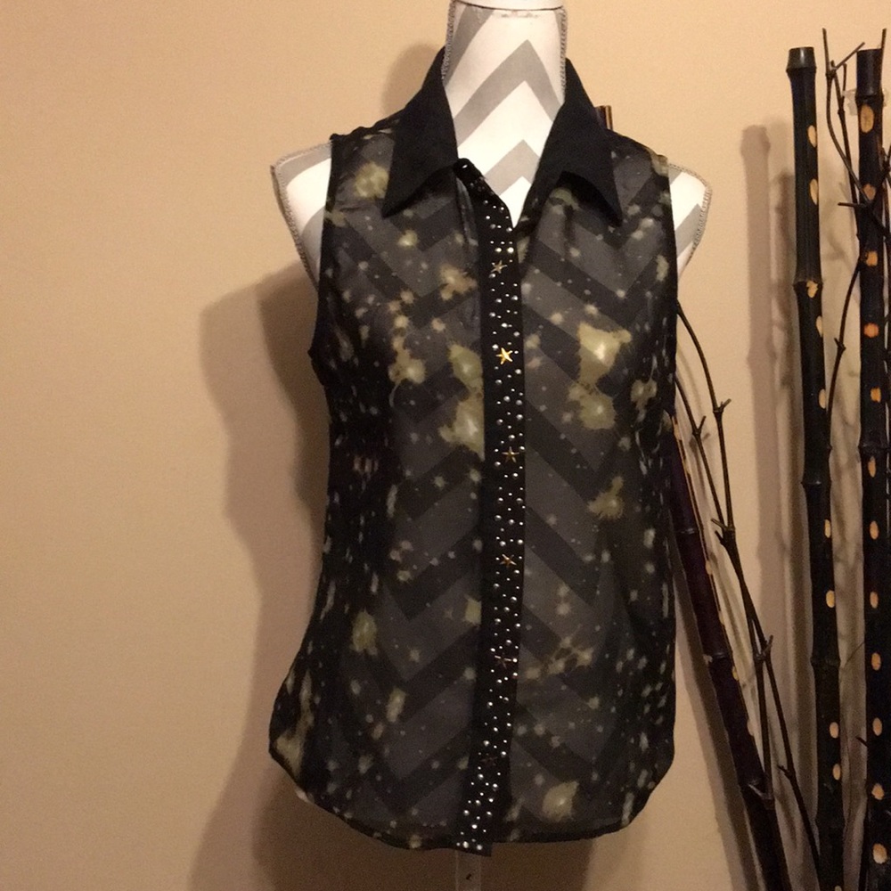 Women’s sleeveless button up blouse